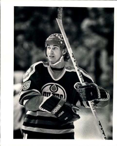 1982 Wayne Gretzky Edmonton Oilers "The Sporting News Collection Archives" Original 8" x 10" Photo (Sporting News Collection Hologram/MEARS Photo LOA)