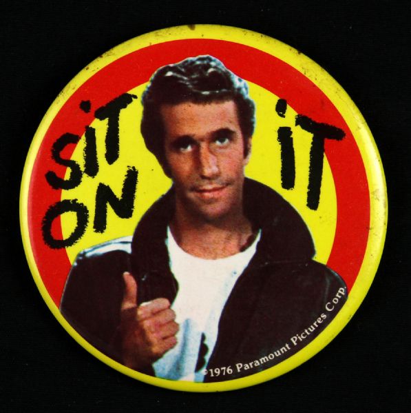 1976 Paramount Pictures Henry Winkler “The Fonz” Happy Days 3.5” Pinback Button