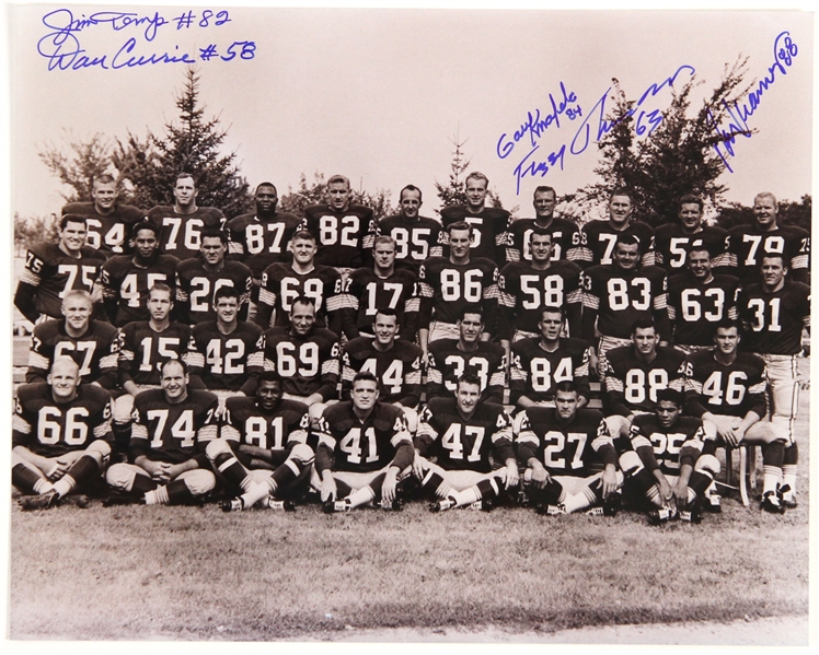 1967 Green Bay Packers Team Signed 8x10 B&W Photo (22 Autographs) JSA