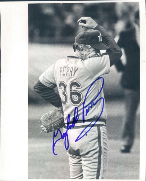 1982-1983 Gaylord Perry Seattle Mariners Autographed Black and White 8"x10" Photo (JSA)