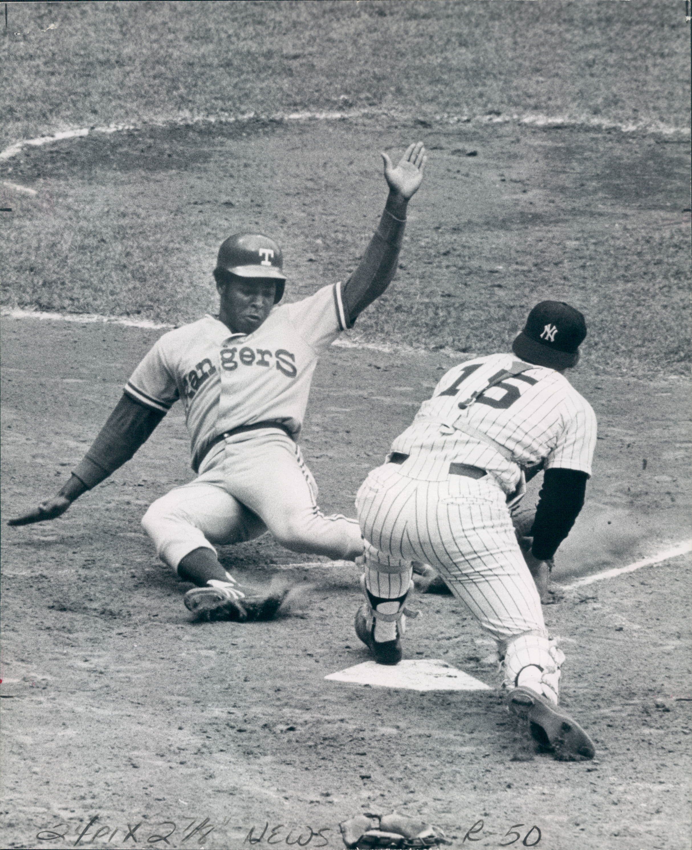 1973 FILE: Thurman Munson of the New York Yankees holding his 1973 Gold  Glove Award at Yankee Stadium in the Bronx, New York. (Icon Sportswire via  AP Images Stock Photo - Alamy