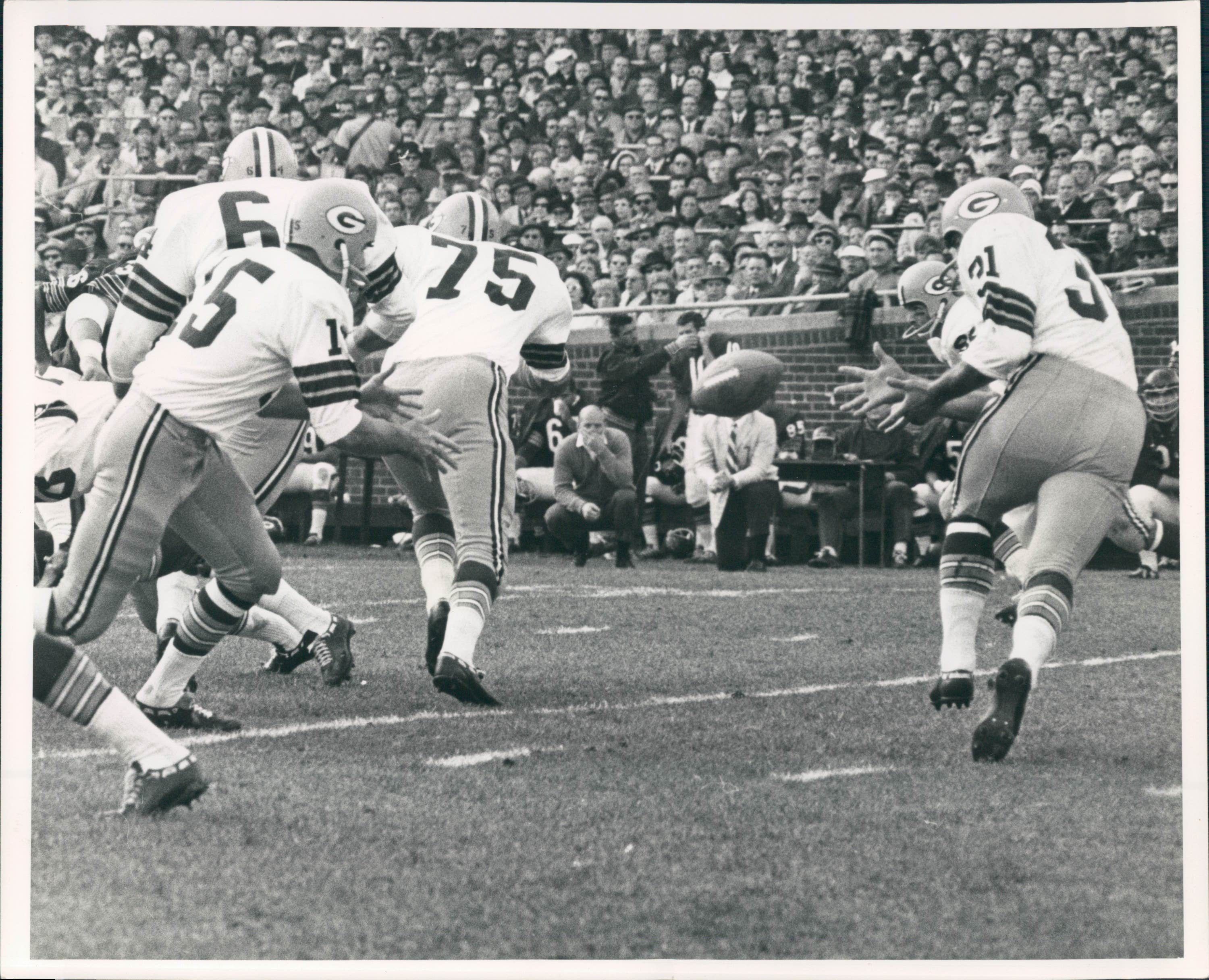 Lot Detail - 1960s Green Bay Packers Sweep In Motion Type 1 8' x 10' Photo  - Vernon J. Biever