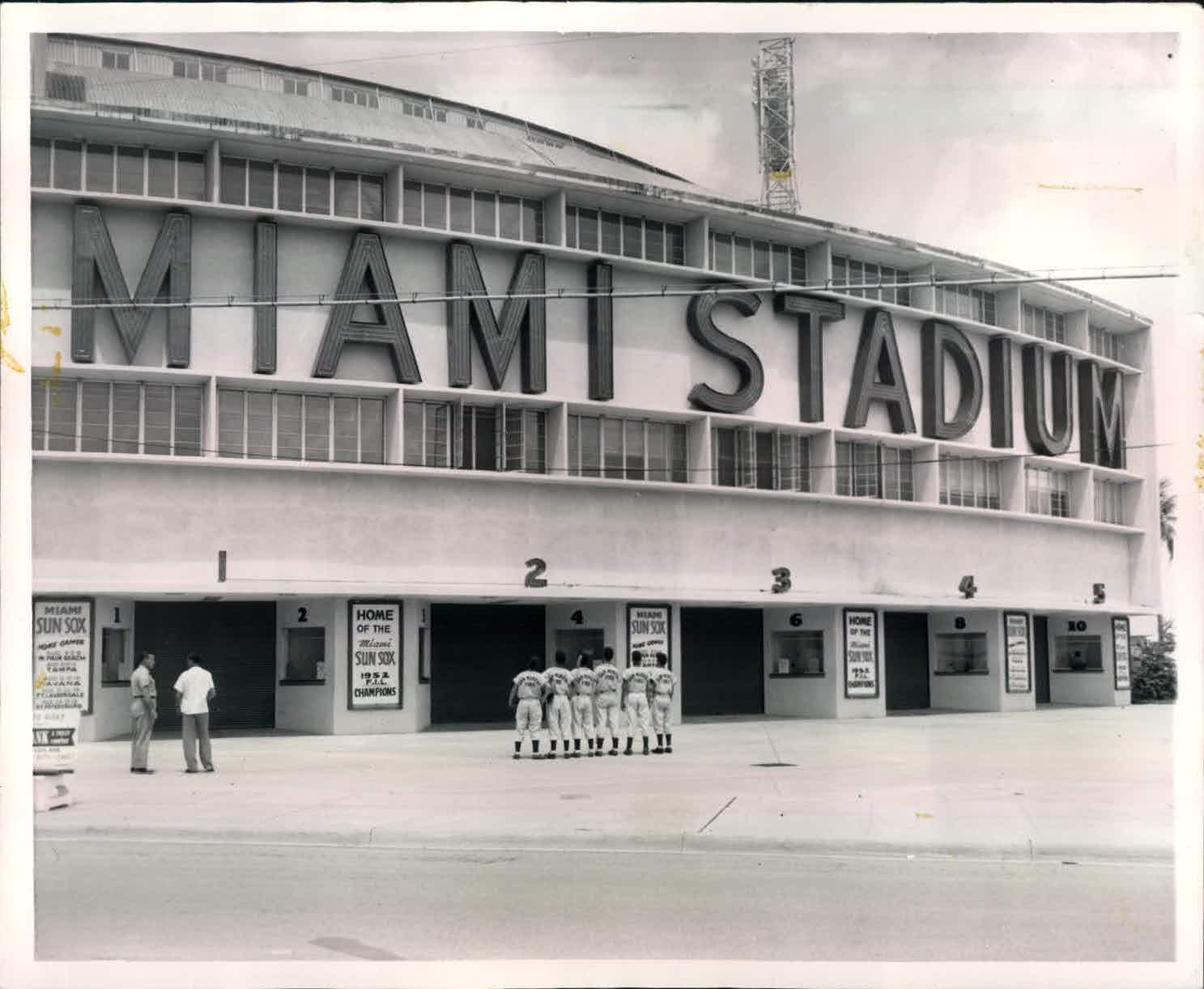 Lot Detail - 1958 County Stadium Milwaukee Braves The Sporting News  Collection Archives Original Type 1 Photo (Sporting News Collection  Hologram/MEARS Type 1 Photo LOA) - Lot of 2