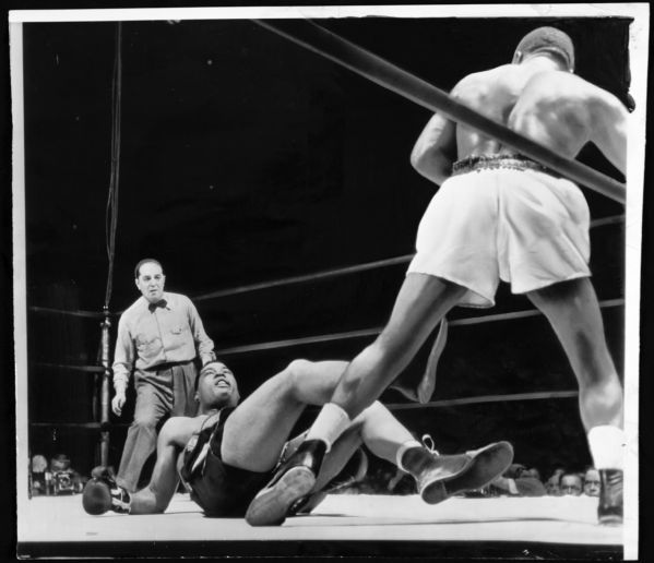 1947 Joe Louis vs. Jersey Joe Walcott Original 12 3/4" x 11" Oversized Chicago Sun Times Photo - MEARS 