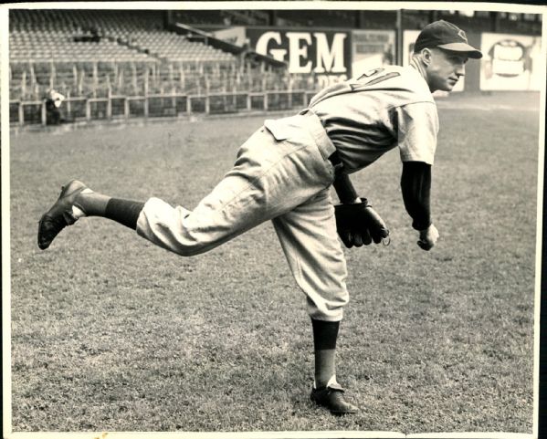 1939-46 Bucky Walters Cincinnati Reds "The Sporting News Collection Archives" Original Photo (Sporting News Collection Hologram/MEARS Photo LOA)