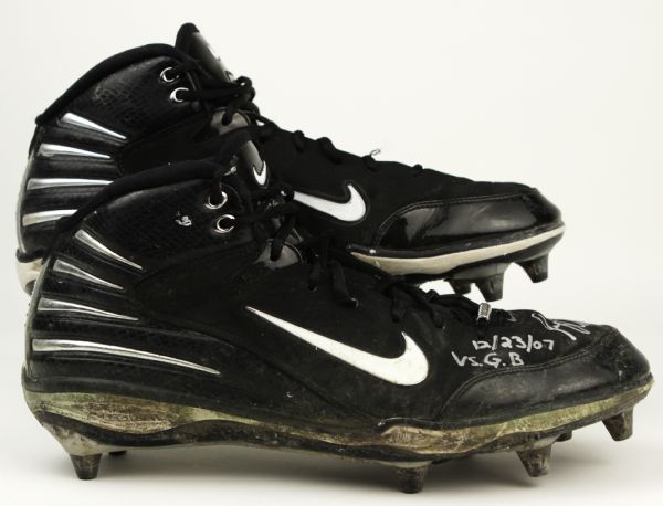 2007 Greg Olsen Chicago Bears Game Worn Signed Cleats Dec. 23 vs. Green Bay - (MEARS Auction LOA  & JSA)
