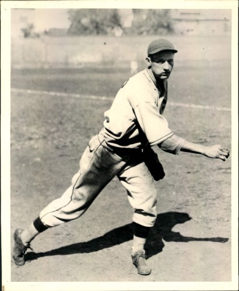 1930-36 Lon Warneke Chicago Cubs "The Sporting News Collection Archives" Original 8" x 10" Photo (Sporting News Collection Hologram/MEARS Photo LOA)