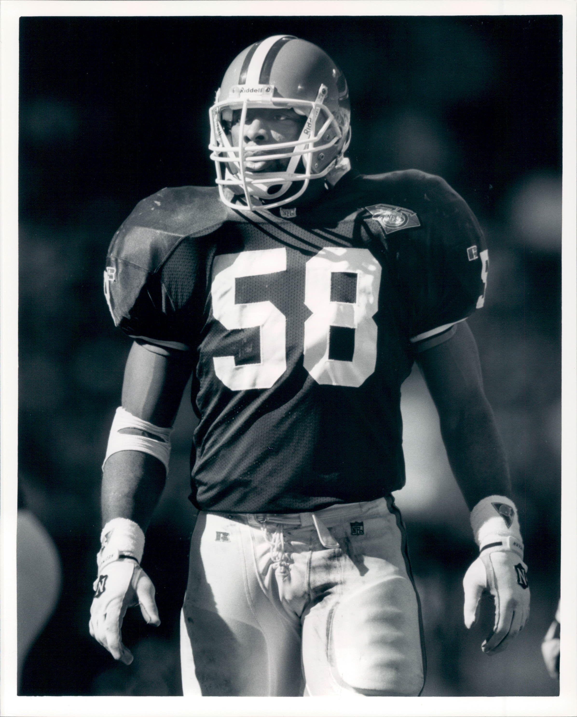 Lot Detail - 1994 Carl Banks Cleveland Browns 'The Sporting News Collection  Archives' Original Type 1 8' x 10' Photo (Sporting News Collection  Hologram/MEARS Type 1 Photo LOA)