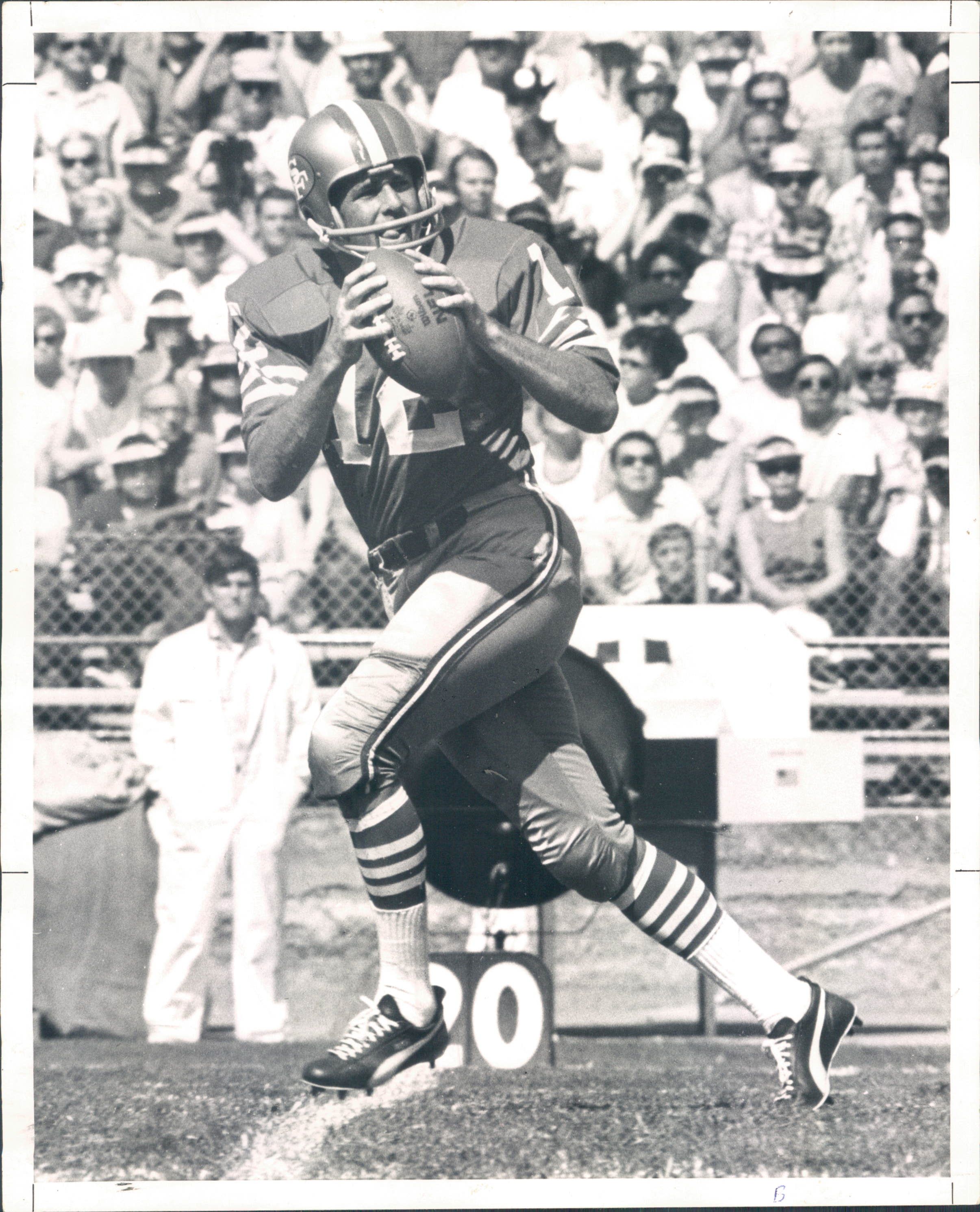 Lot Detail - 1970-72 John Brodie San Francisco 49ers The Sporting News  Collection Archives Original Photos (Sporting News Collection  Hologram/MEARS Photo LOA) - Lot of 9