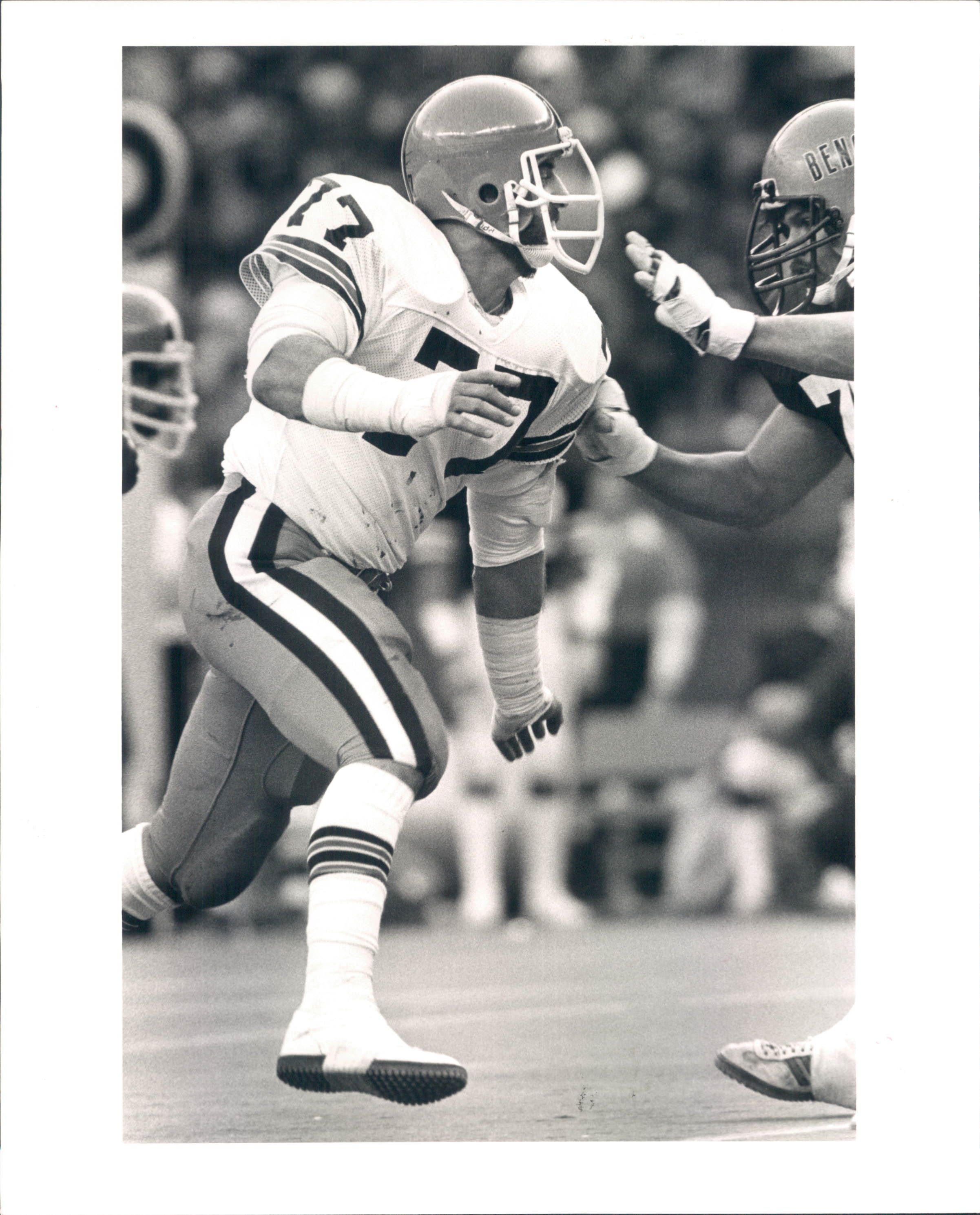 LYLE ALZADO CLEVELAND BROWNS 8X10 SPORT PHOTO (XXXL) |