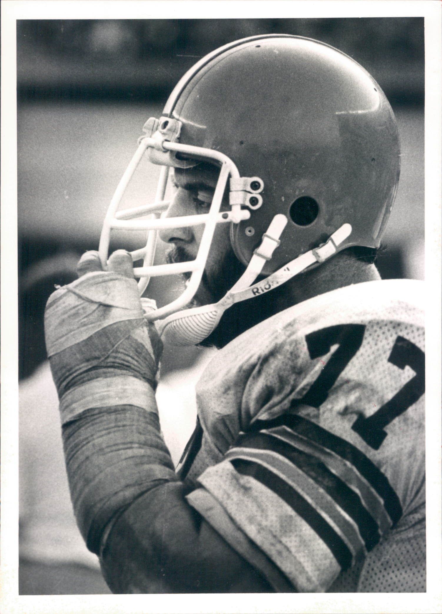 LYLE ALZADO CLEVELAND BROWNS 8X10 SPORT PHOTO (XXXL)