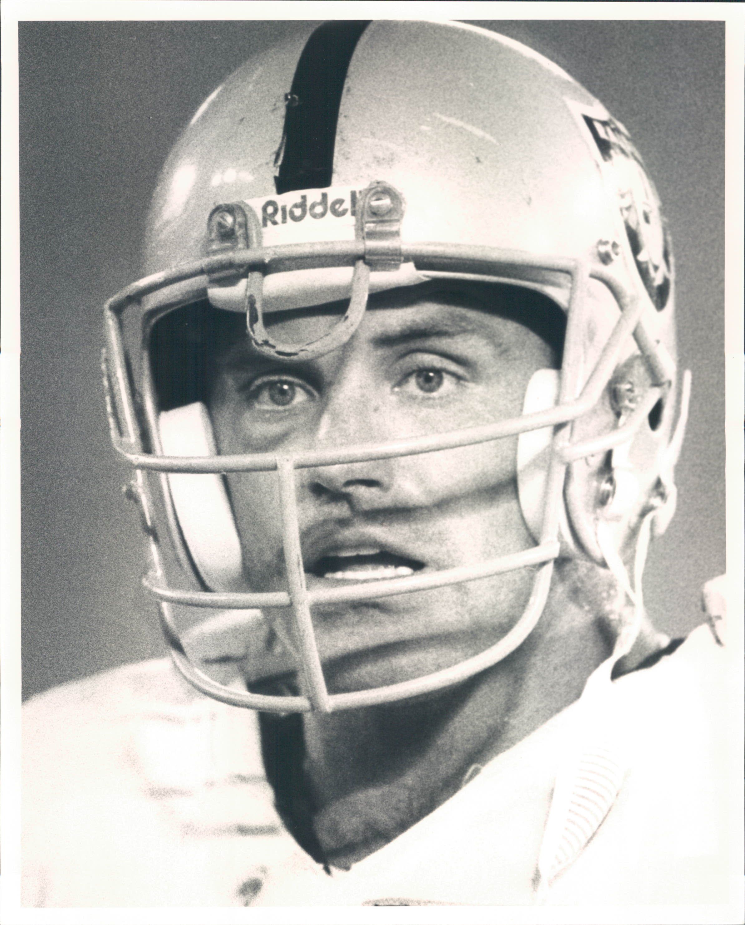 Lot Detail - 1985-90 Howie Long Los Angeles Raiders TSN Collection  Archives Original Photo (Sporting News Collection Hologram/MEARS Photo  LOA) - Lot of 17