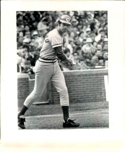 1977 Cesar Geronimo Cincinnati Reds "TSN Collection Archives" Original 8" x 10" Photo (Sporting News Collection Hologram/MEARS LOA)