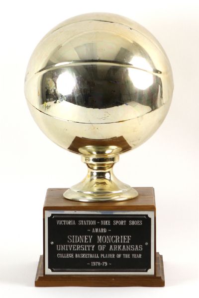 1978-79 Sidney Moncrief Arkansas Razorbacks Nike College Basketball Player of the Year Trophy (MEARS LOA)