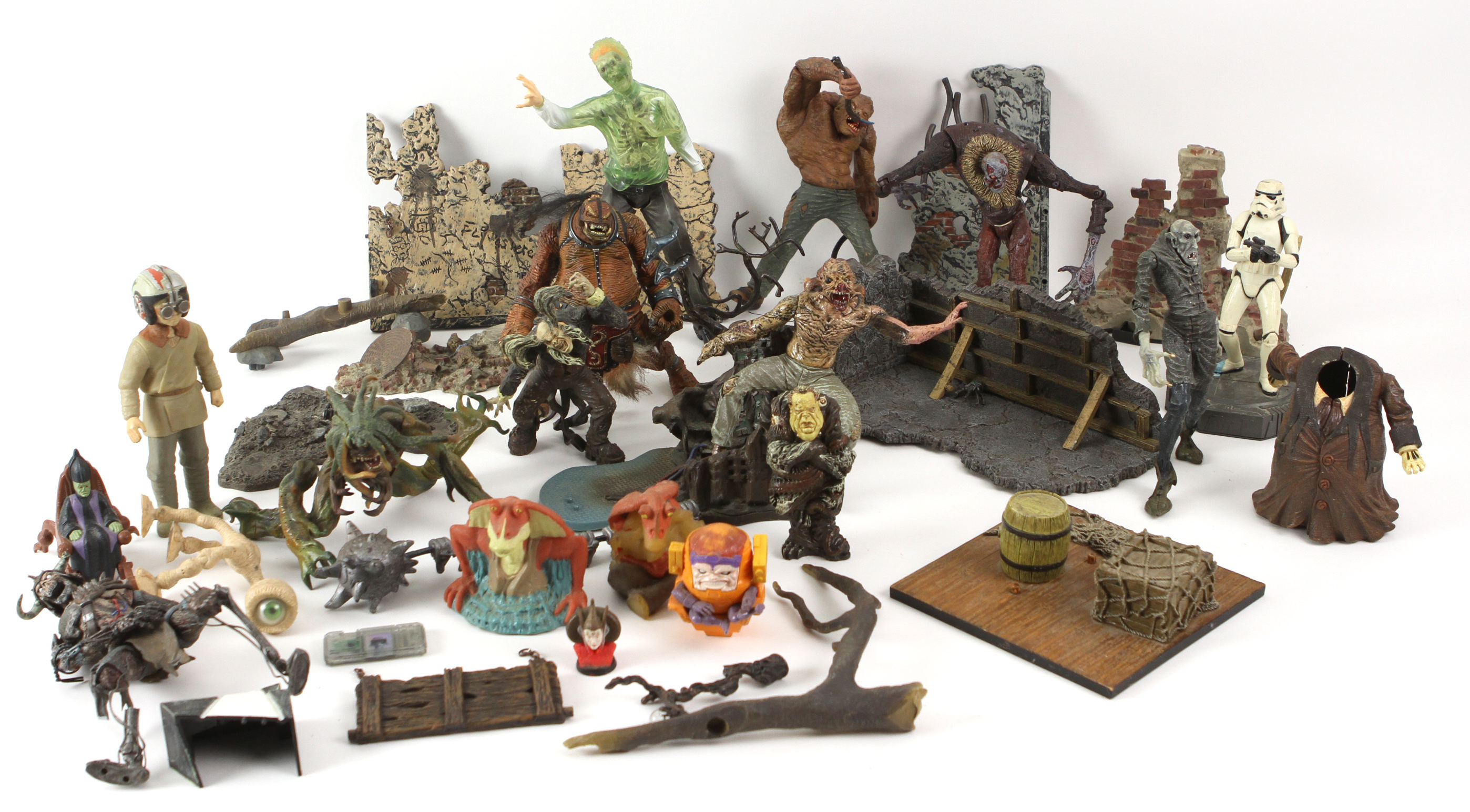 Lots of figures. Stan Winston creatures Figure. Realm of the Claw Stan Winston. «Star Action tr048-051» (Spielzeug tr).