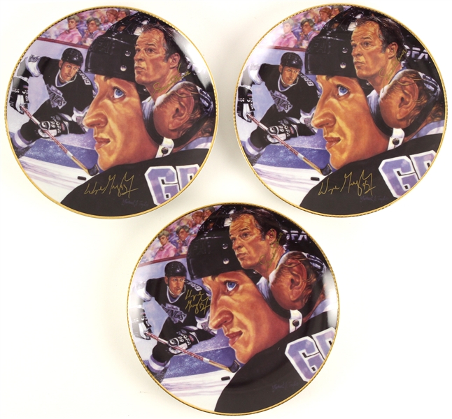 1989 Wayne Gretzky Gordie Howe Kings/Red Wings Signed Commemorative Plates - Lot of 3 (JSA)