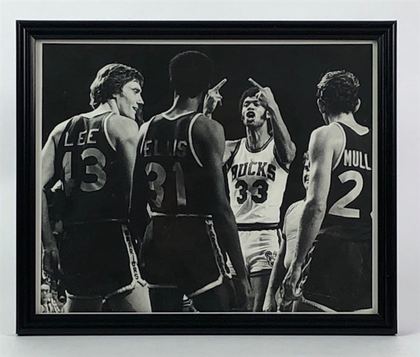 1977 Kareem Abdul-Jabbar Milwaukee Bucks Double Bird Salute 8x10 Framed Photo 