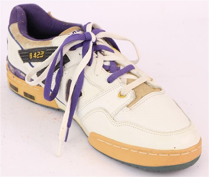 1988-89 Kareem Abdul Jabbar Los Angeles Lakers Game Worn LA Gear Sneaker (MEARS LOA)