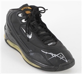 2003-04 Rick Fox Los Angeles Lakers Signed Nike Game Worn Sneaker (MEARS LOA/JSA)