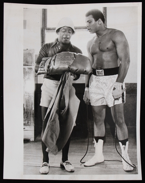 1975 Muhammad Ali World Heavyweight Champion & Flip Wilson Entertainer 7" x 9" Original Photo (Troy Kinunen Collection)