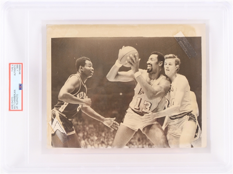 1968 Wilt Chamberlain Los Angeles Lakers and Walt Bellamy New York Knicks 8x10 Black and White Wire Photo (Type III) (PSA Slabbed)