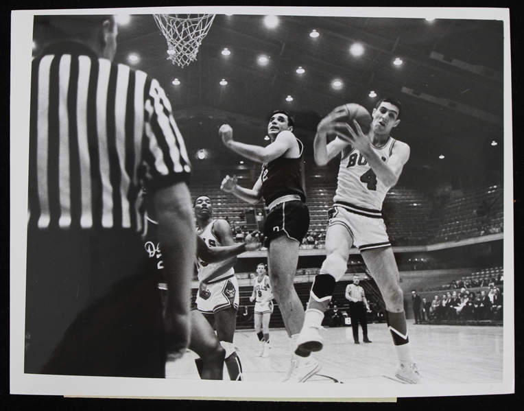 1967 Jerry Sloan Dave DeBusschere Bulls/Pistons 7" x 9" Photo