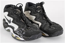 1995-98 Corliss Williamson Sacramento Kings Signed Nike Game Worn Sneakers (MEARS LOA/JSA)
