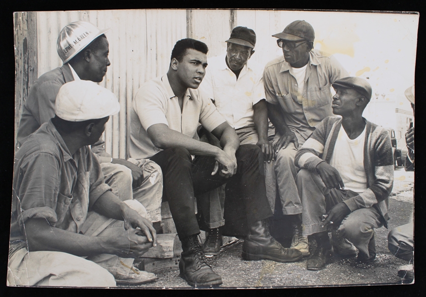 1966 Muhammad Ali World Heavyweight Champion 9" x 13.5" Original Photograph