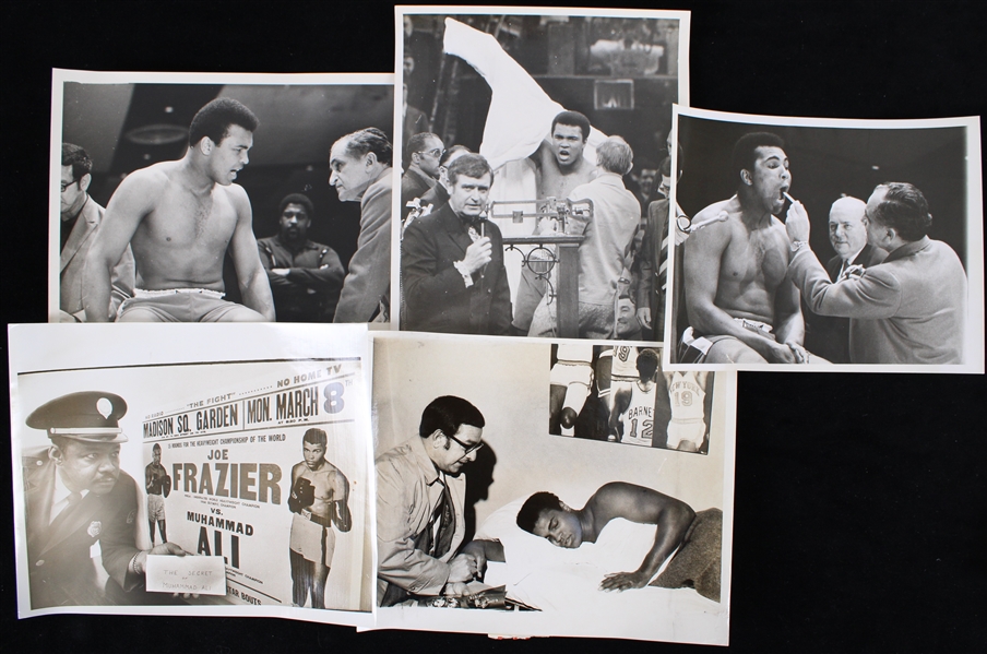 1971 Muhammad Ali 7"x9" and 8"x10" Original B&W Press Photos (Lot of 5)