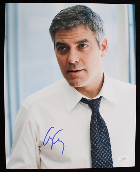 2001 George Clooney as Daniel Ocean Oceans Eleven Autographed 11"x14" Color Photo *JSA*