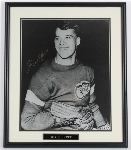 1946-1980 Gordie Howe Detroit Red Wings Signed 22x26 Framed Photo (JSA)