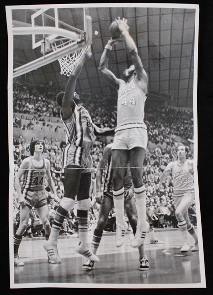 1972 Jim McDaniels Sonics Featuring Pete Maravich Hawks 9"x13" Photo 