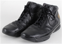 2007 Kobe Practice Worn shoes (worn in practice in 10/10/2007 in Hawaii - Honolulu University) (MEARS LOA)