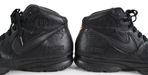 2007 Kobe Practice Worn shoes (worn in practice in 10/10/2007 in Hawaii - Honolulu University) (MEARS LOA)