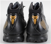 2007 Kobe Practice Worn shoes (worn in practice in 10/10/2007 in Hawaii - Honolulu University) (MEARS LOA)