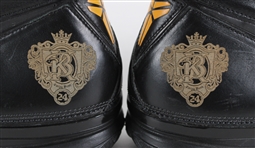 2007 Kobe Practice Worn shoes (worn in practice in 10/10/2007 in Hawaii - Honolulu University) (MEARS LOA)